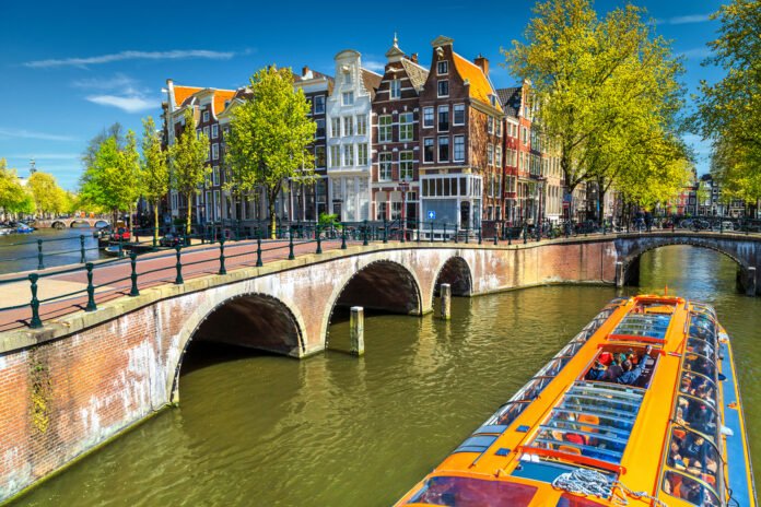 De overgang naar 30 km/u in de binnenstad van Amsterdam weerspiegelt de voortdurende inspanningen van de stad om duurzame mobiliteit, veiligheid en levenskwaliteit te bevorderen.