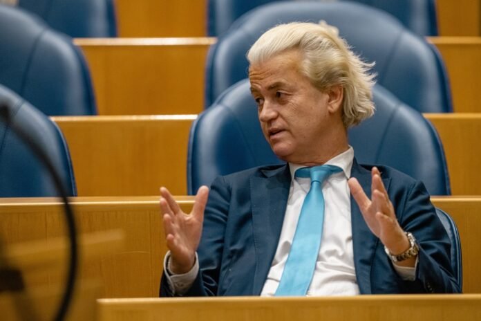 Geert Wilders, een bekend gezicht in de Nederlandse politiek, heeft een opmerkelijke reis afgelegd van zijn jeugdjaren tot zijn prominente rol als politicus.