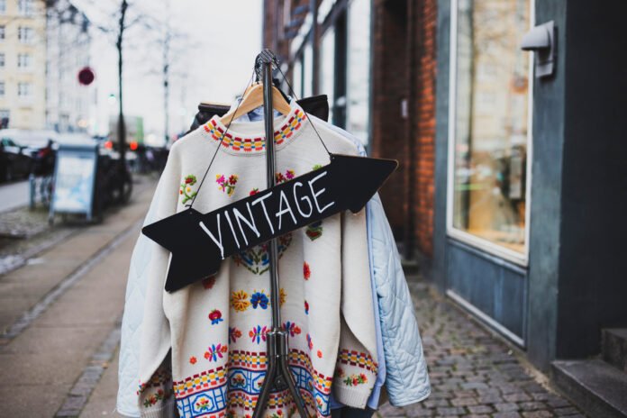 Het kopen van unieke vintage kleding online is niet alleen een manier om je kledingkast te verrijken, het is ook een stap naar een meer duurzame en persoonlijke benadering van mode. Met deze tips kun je de wereld van vintage mode verkennen en stukken vinden die jouw persoonlijke stijl weerspiegelen en verrijken. Happy vintage shopping!